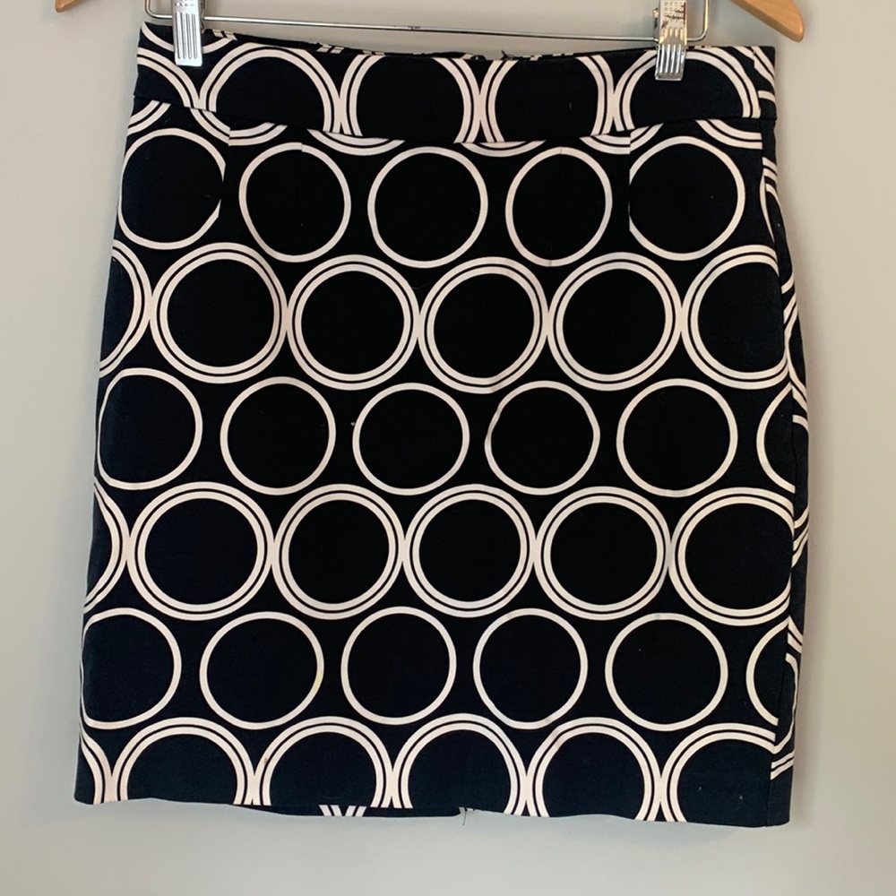 Banana Republic Blk WhT skirt size 8